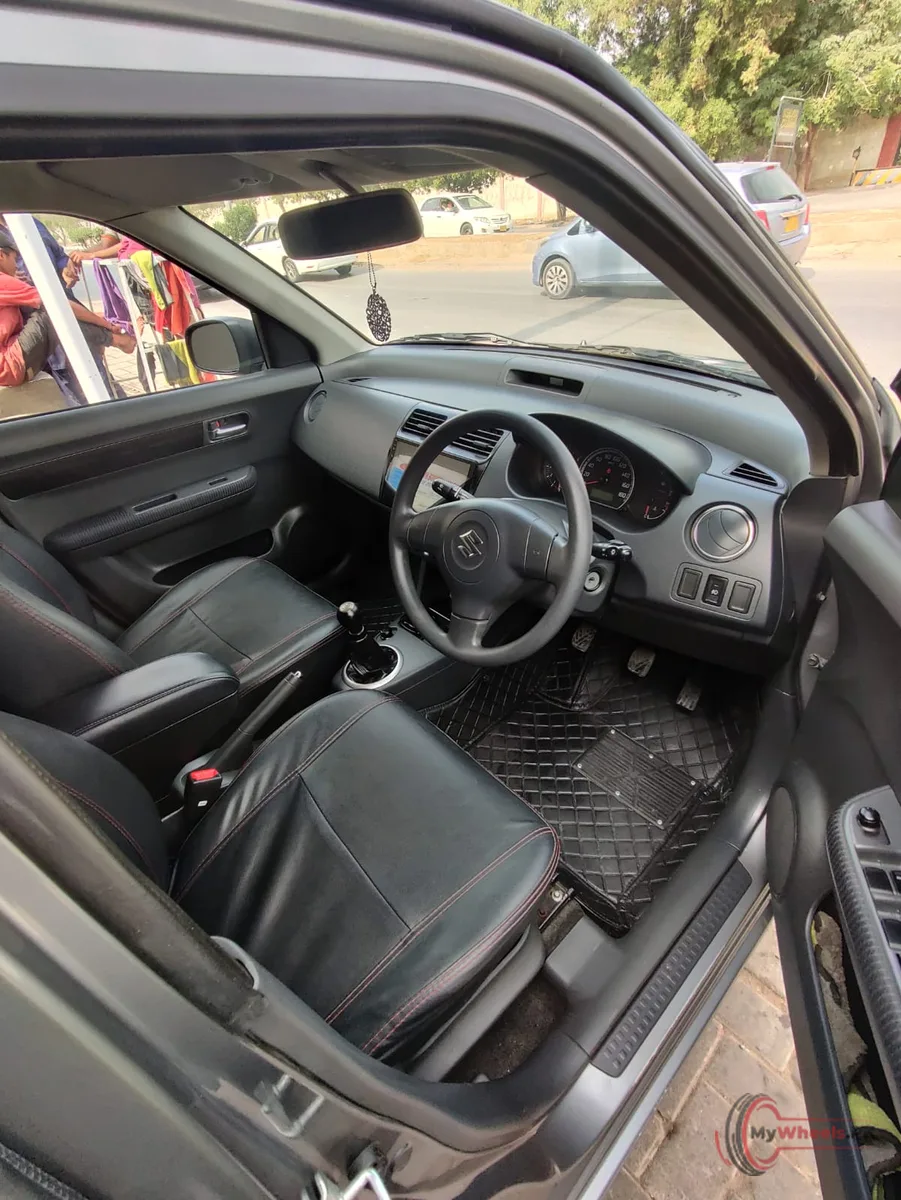 2013 Suzuki Swift DLX 1.3 NAVIGATION main vehicle photo