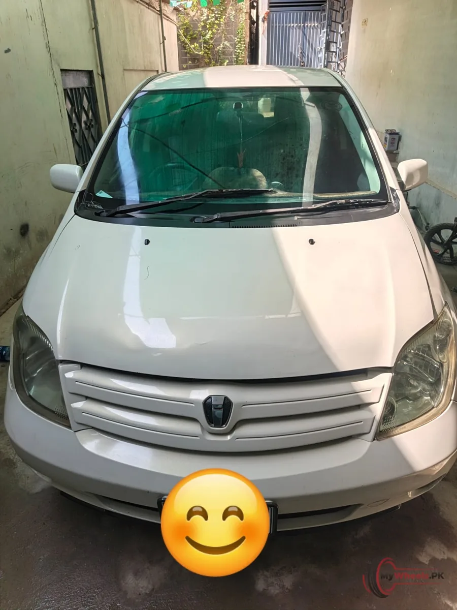 2003 Toyota IST 1.3 A main vehicle photo
