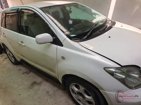 2003 Toyota IST 1.3 A photo 3