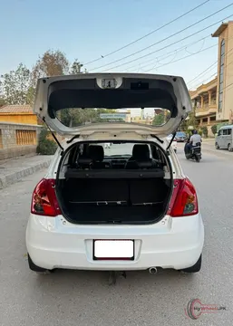2021 Suzuki Swift photo 3