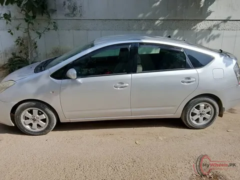 2010 Toyota PRIUS photo 4