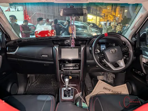 2020 Toyota Fortuner 2.7 G photo 6