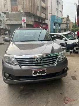 2016 Toyota Fortuner 2.7 V photo 12