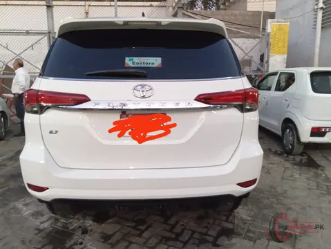 2018 Toyota Fortuner 2.7 V photo 3