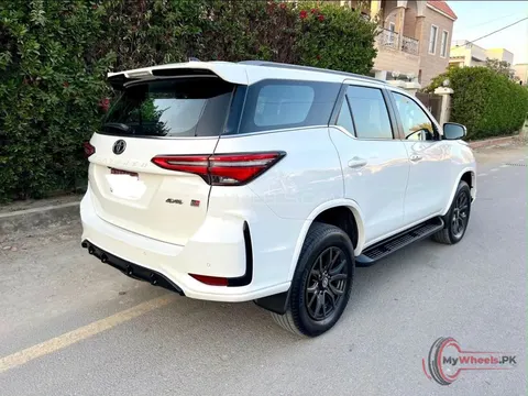 2024 Toyota Fortuner GR photo 2