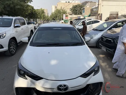 2025 Toyota Yaris GLI CVT 1.3 photo 1