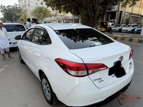 2025 Toyota Yaris GLI CVT 1.3 photo 4