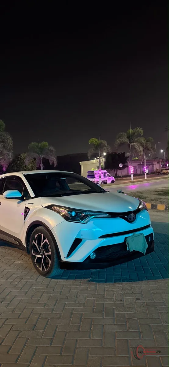2018 Toyota C-HR G main vehicle photo
