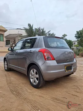 2015 Suzuki Swift photo 2