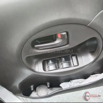 2014 Toyota Aqua photo 8
