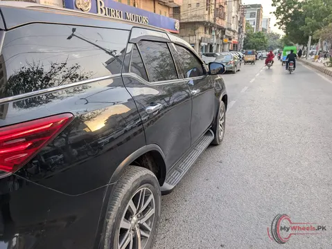 2021 Toyota Fortuner 2.7 V photo 1