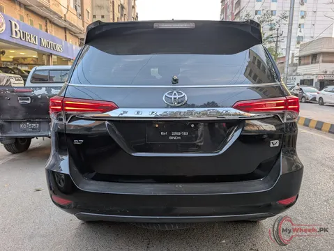 2021 Toyota Fortuner 2.7 V photo 3