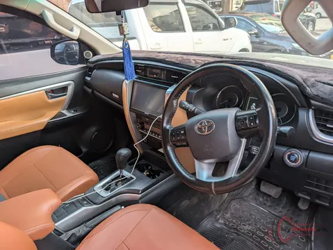 2021 Toyota Fortuner 2.7 V photo 4