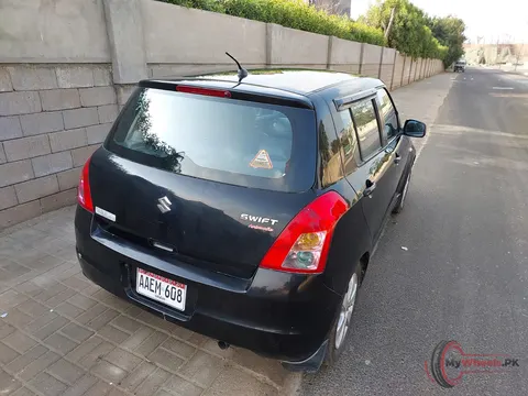 2017 Suzuki Swift DLX AUTOMATIC 1.3 photo 4
